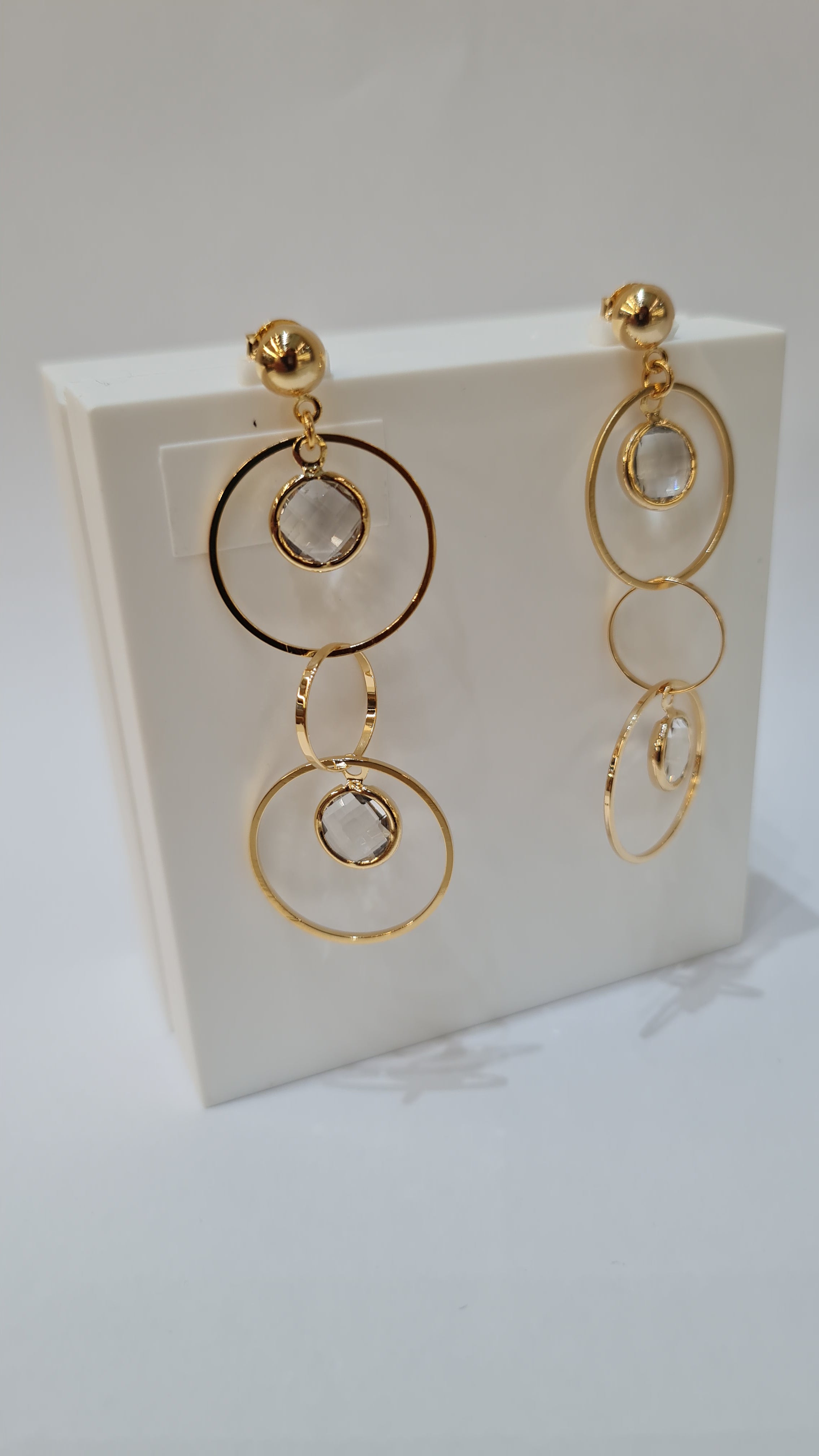 Brinco Geométrico com Pedra Transparente