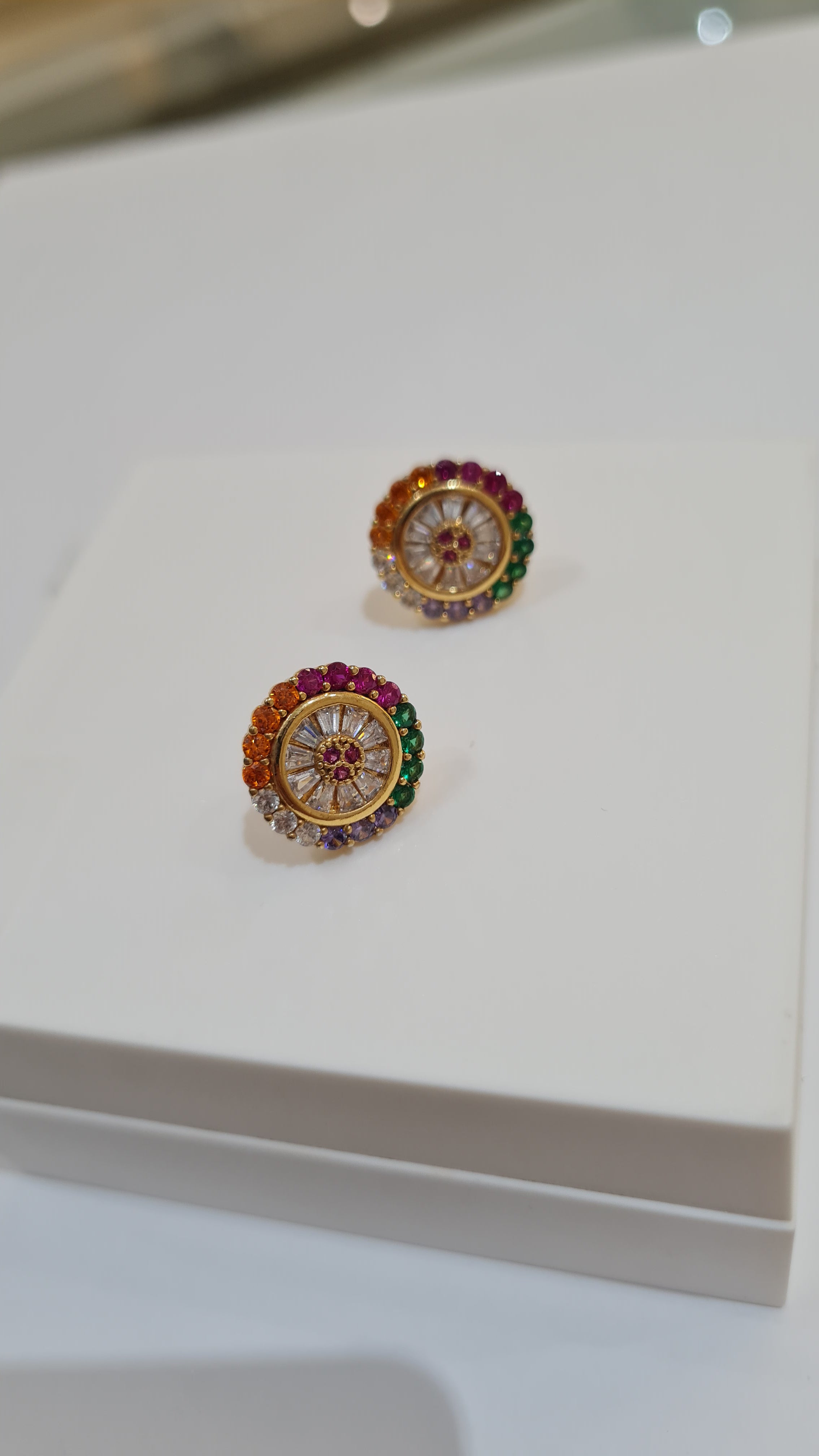 Brinco Redondo com Pedras Coloridas