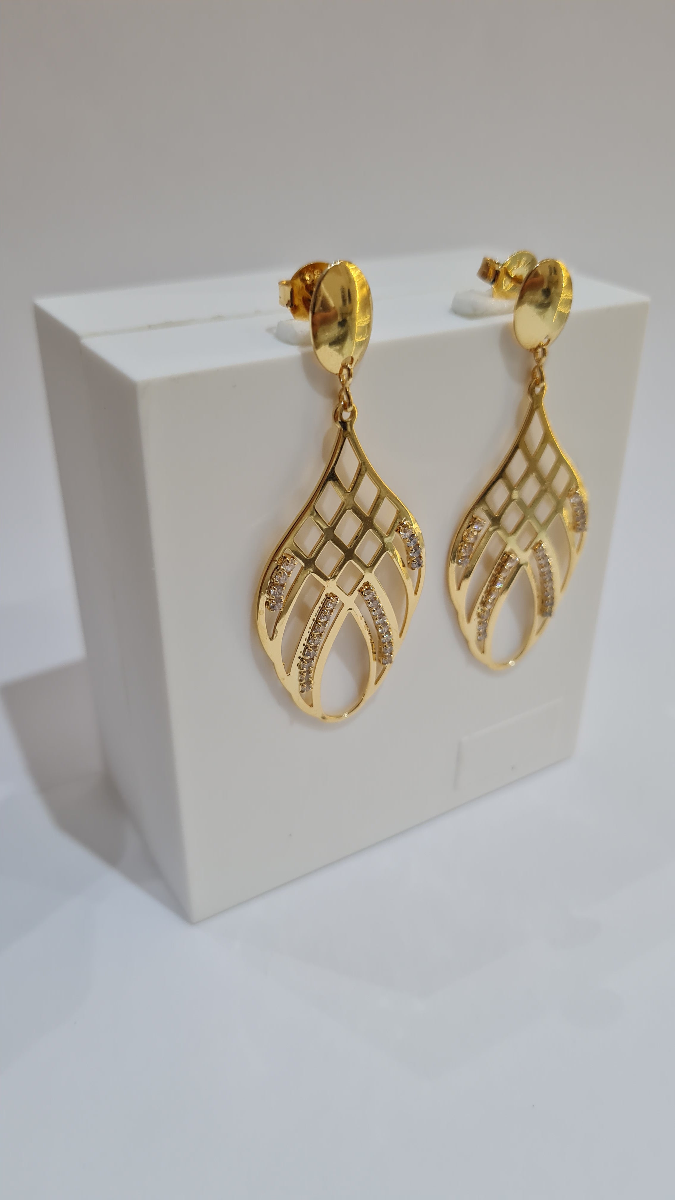 Brinco Gota Vazado com Zircônias