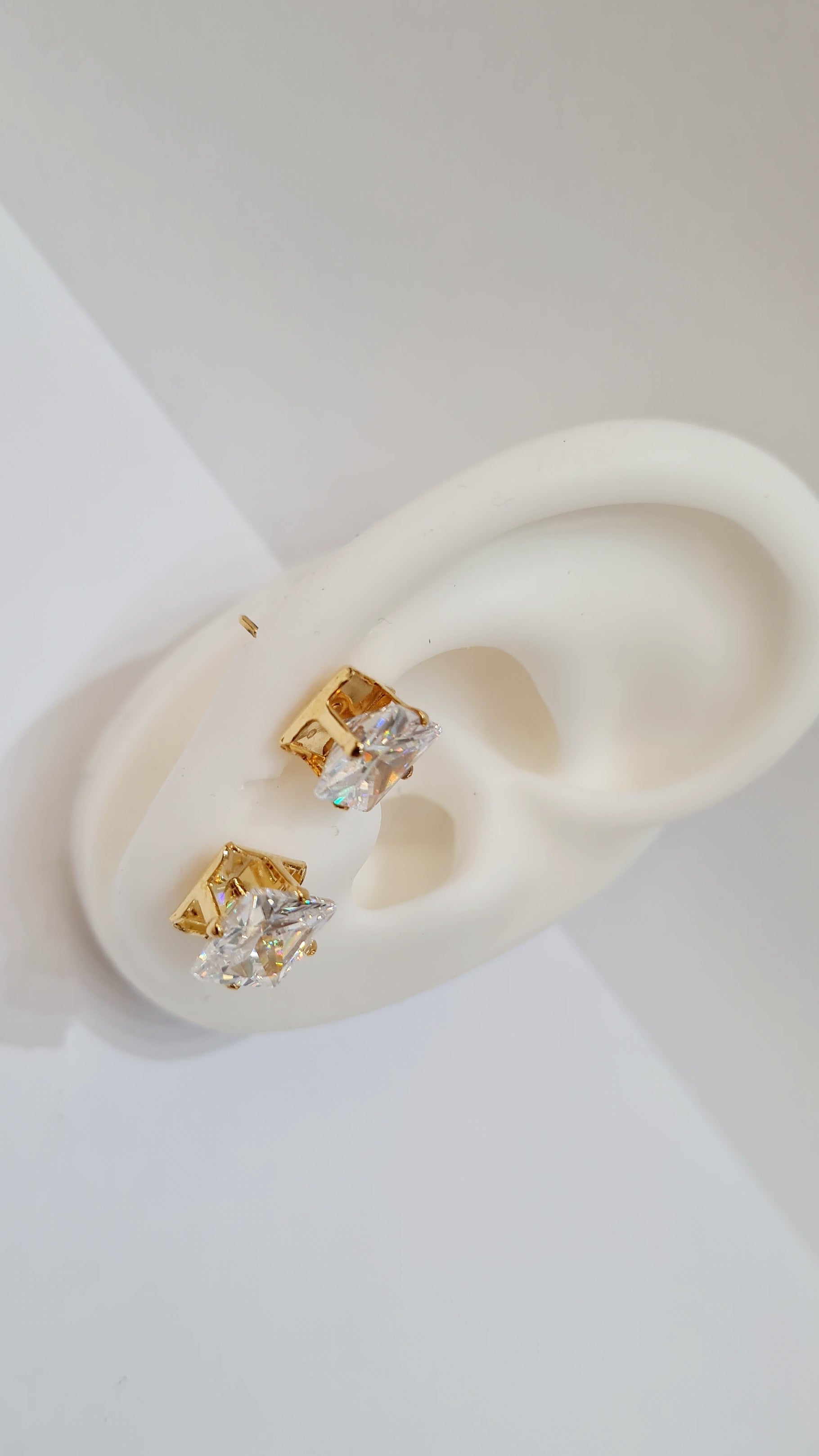 Brinco Solitário Quadrado