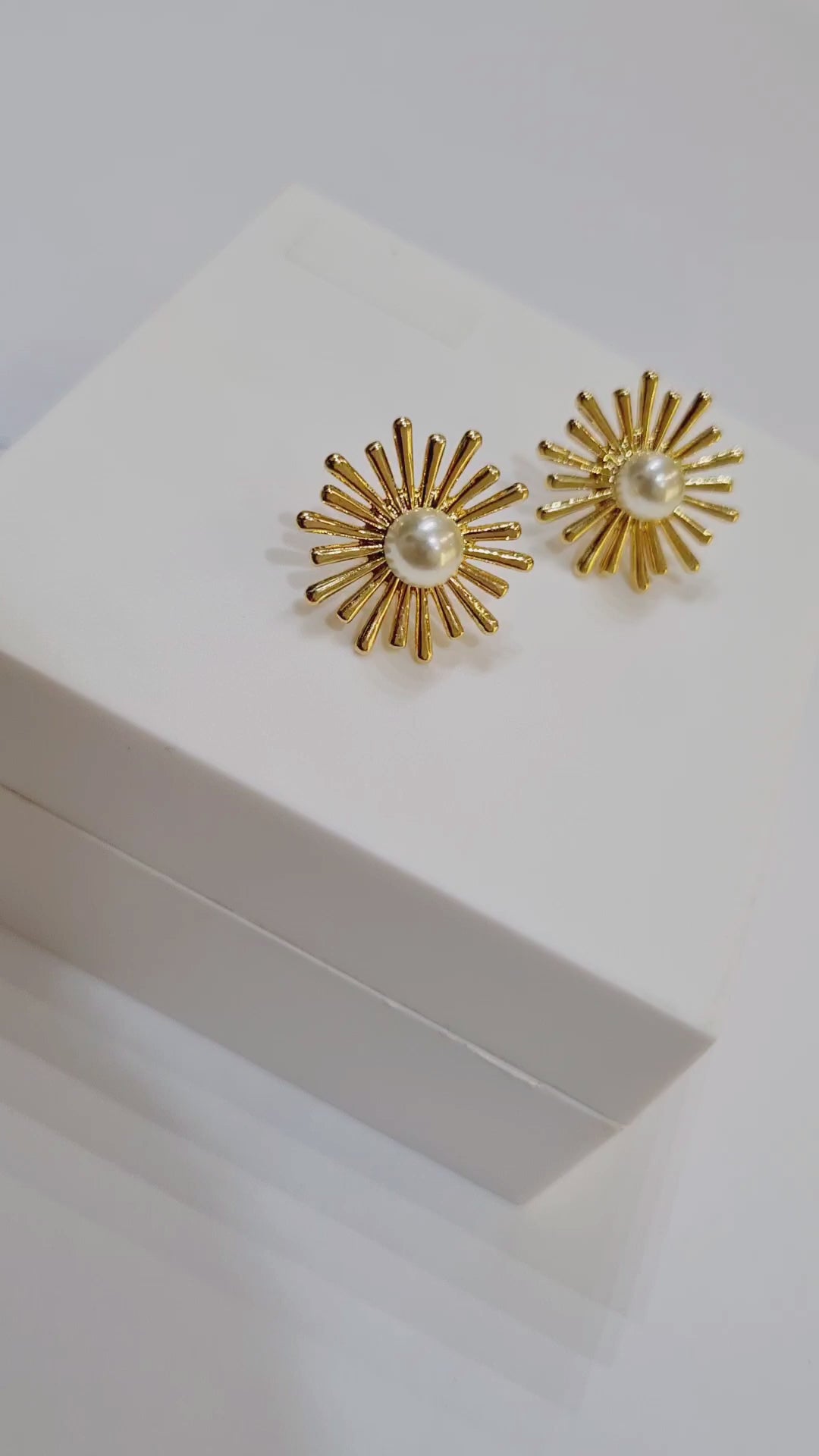 Brinco Flor do Sol com Pérola