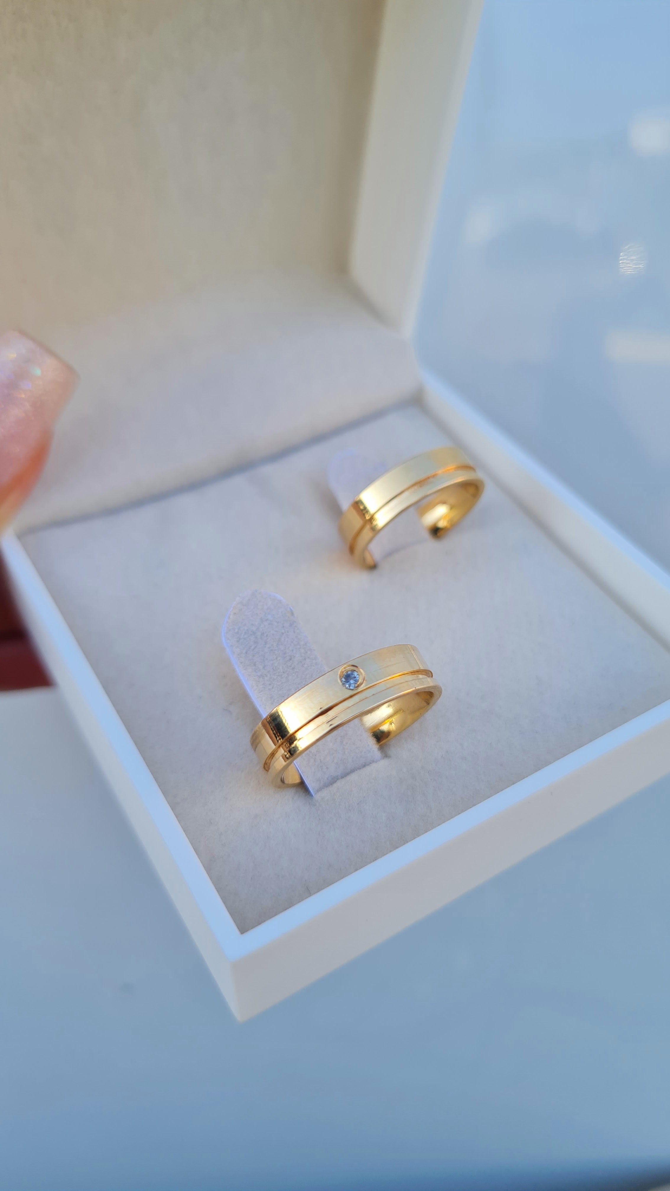 Aliança em Ouro 18K – Modelo Clássico com Friso Central e Pedra (Unidade)