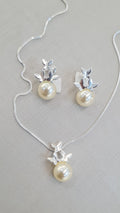 Conjunto Pérola com Detalhes Florais