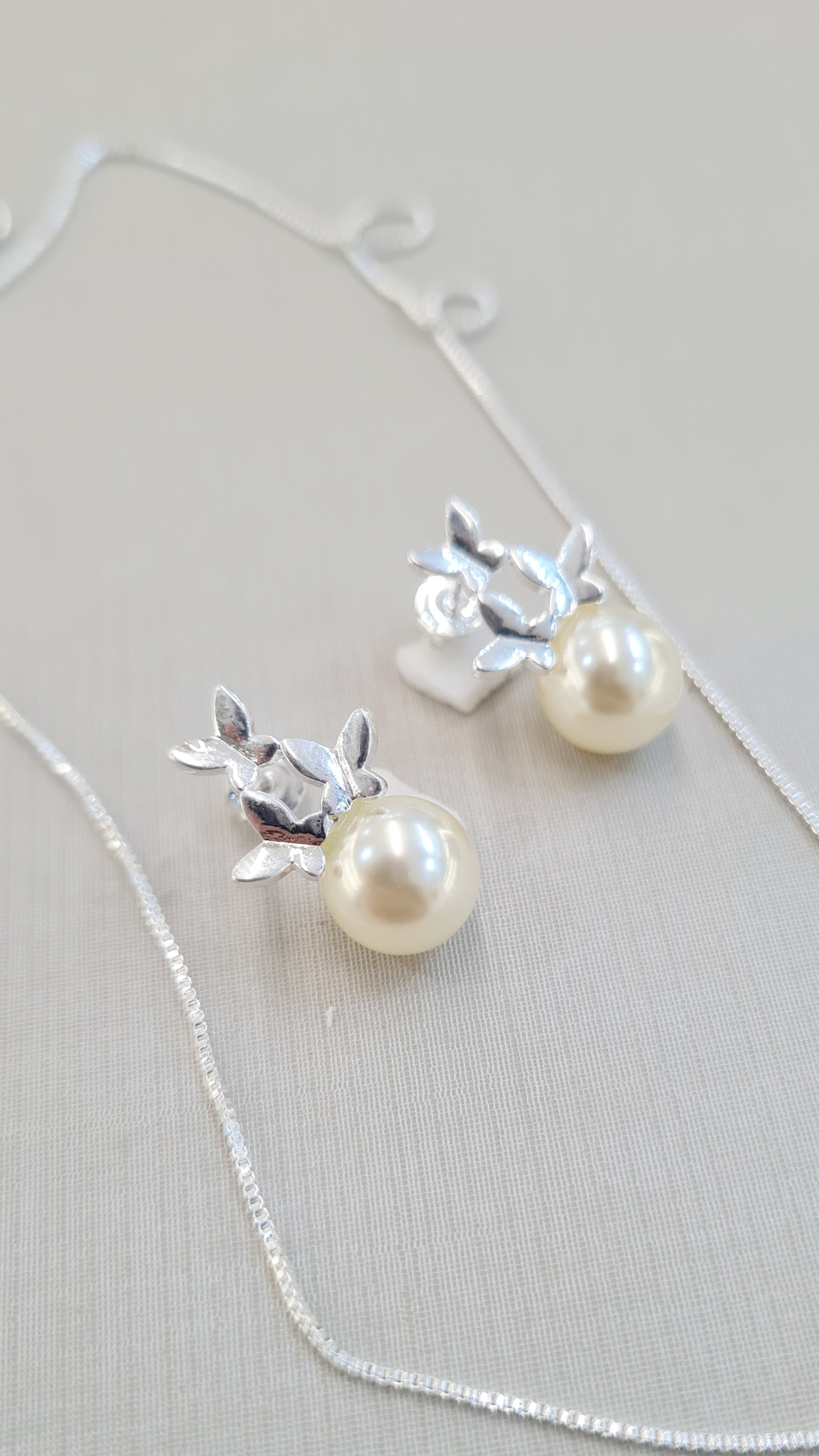 Conjunto Pérola com Detalhes Florais