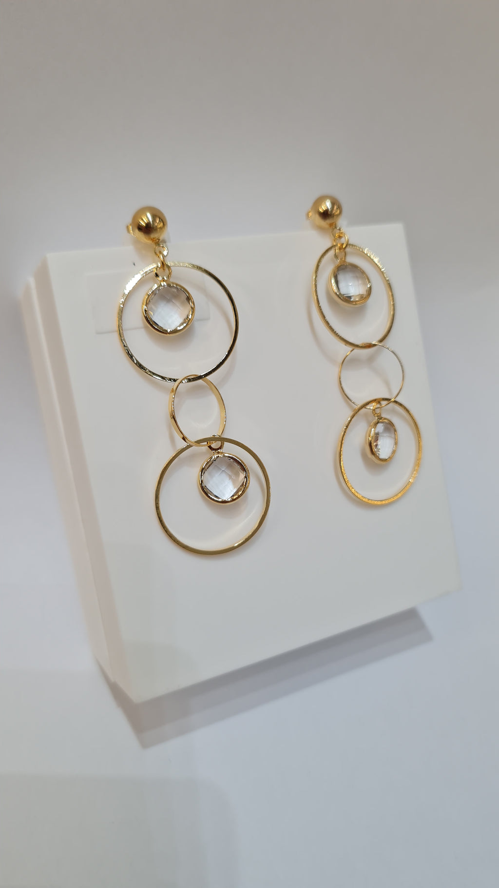 Brinco Geométrico com Pedra Transparente