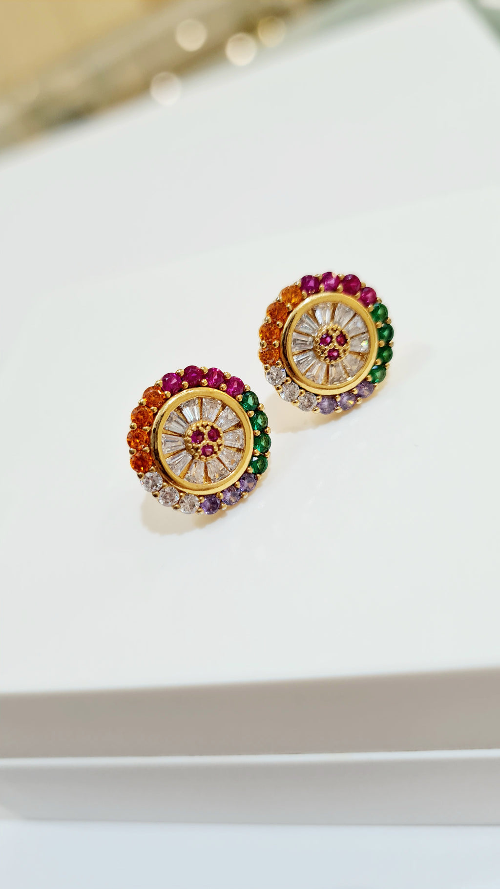 Brinco Redondo com Pedras Coloridas