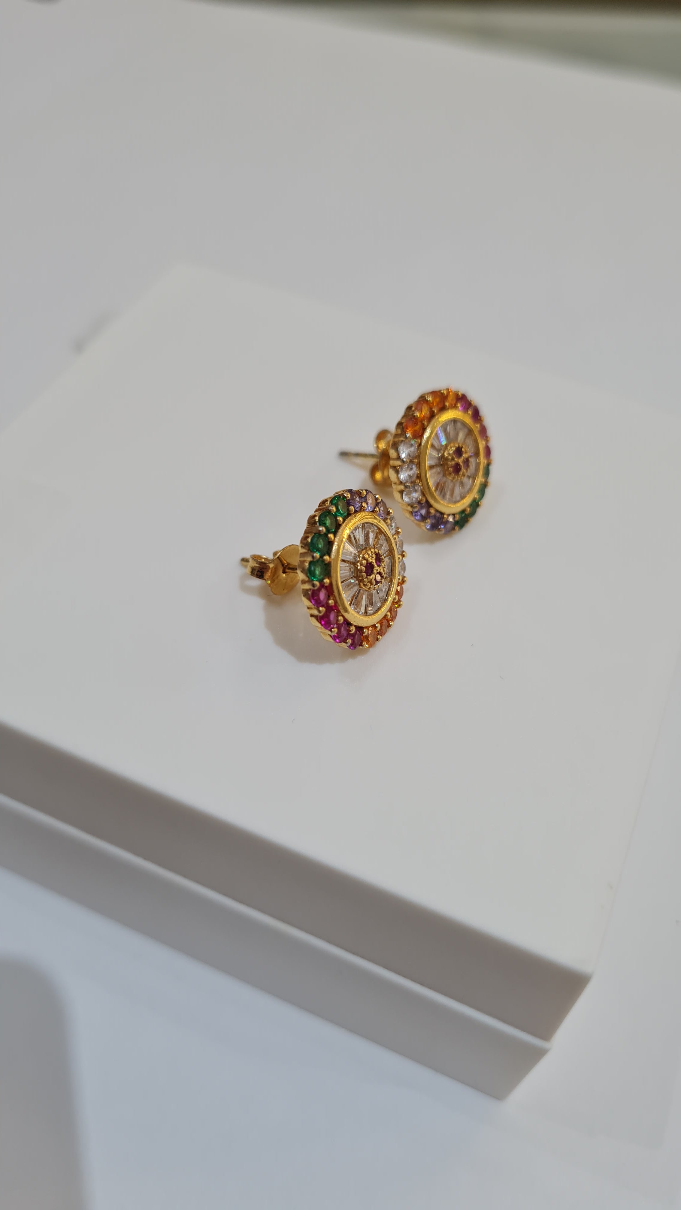 Brinco Redondo com Pedras Coloridas