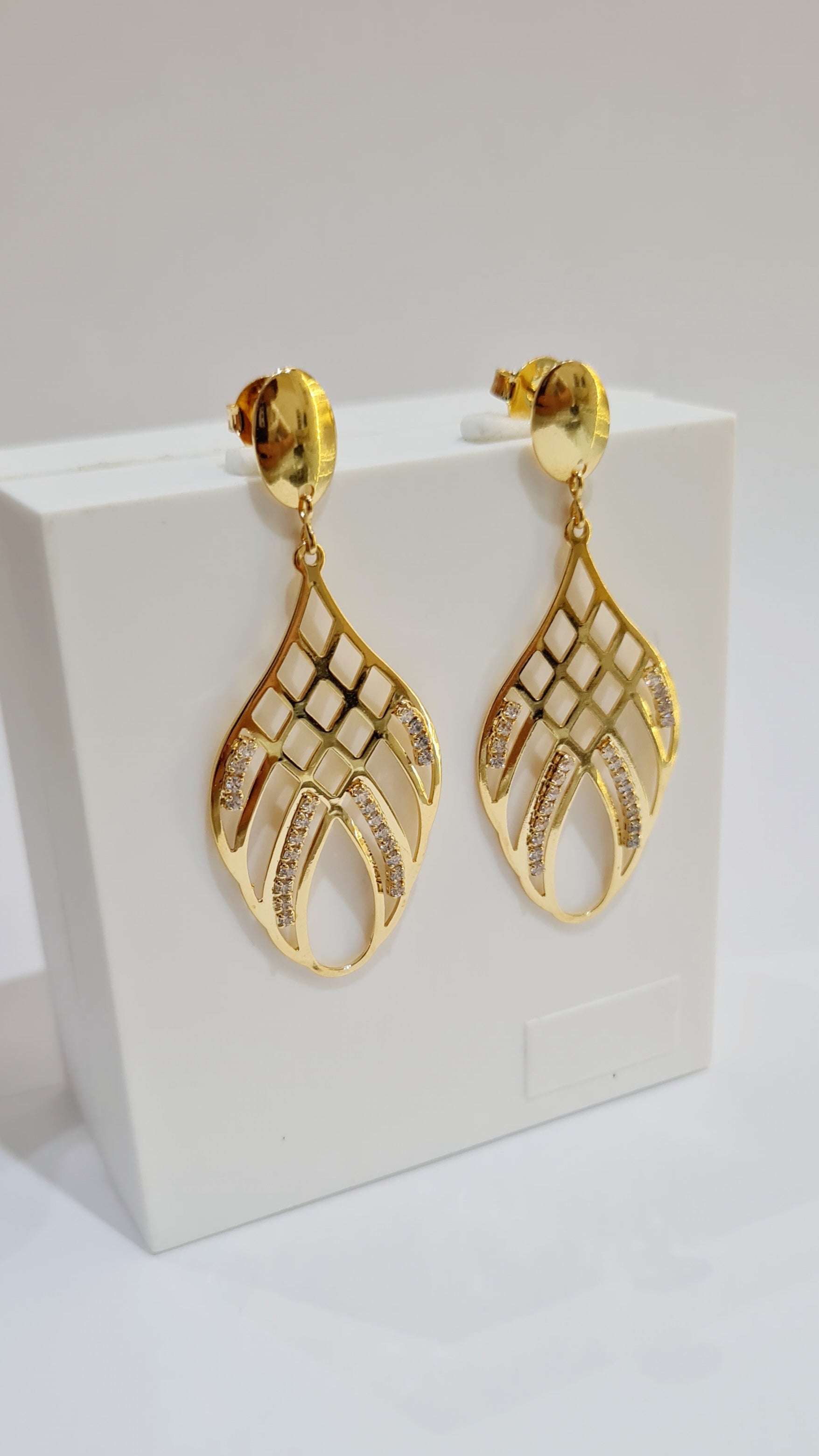 Brinco Gota Vazado com Zircônias