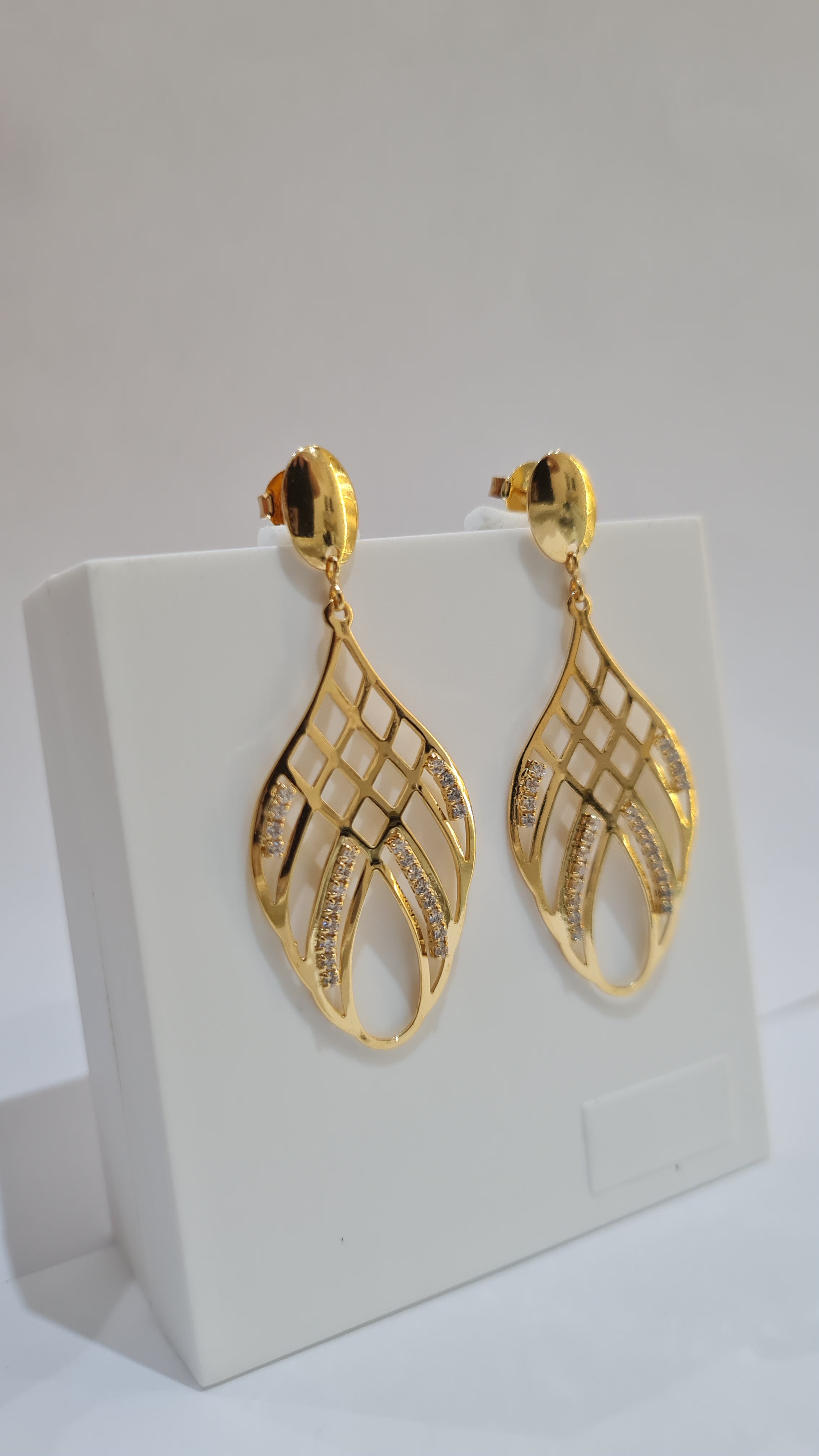 Brinco Gota Vazado com Zircônias