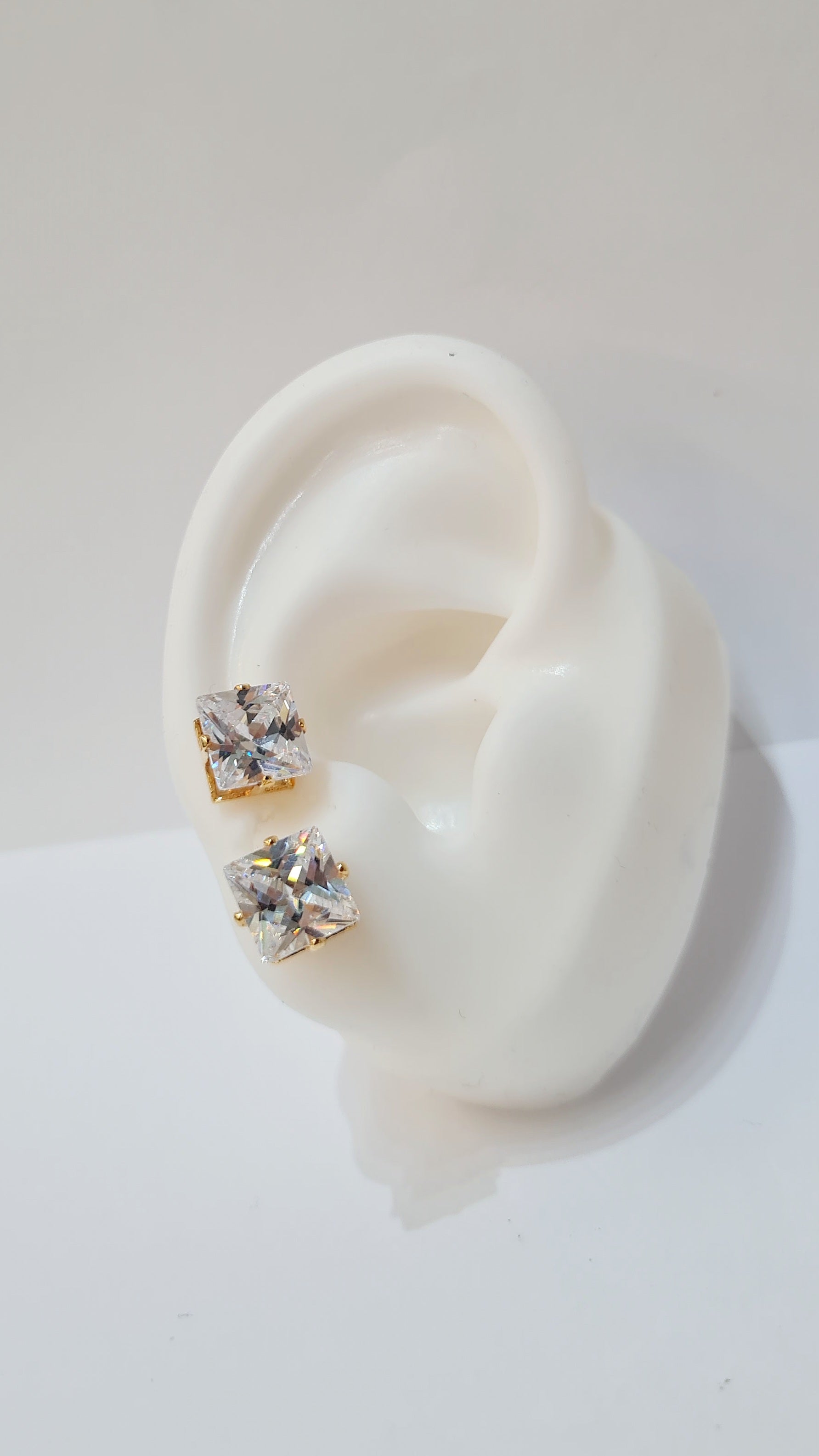 Brinco Solitário Quadrado