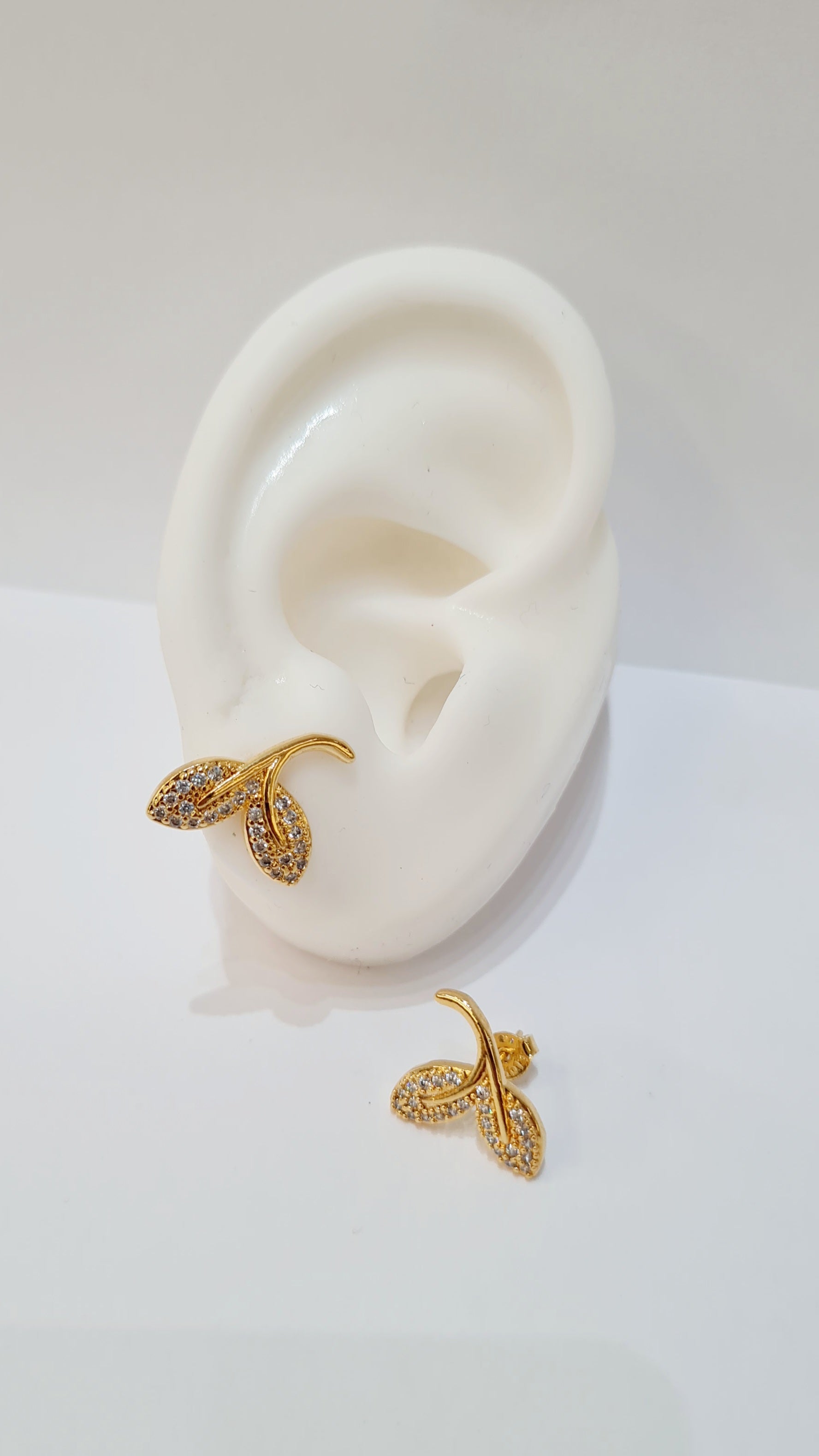 Brinco Folhas com Zircônias