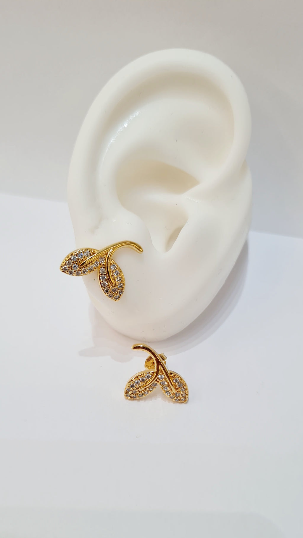 Brinco Folhas com Zircônias