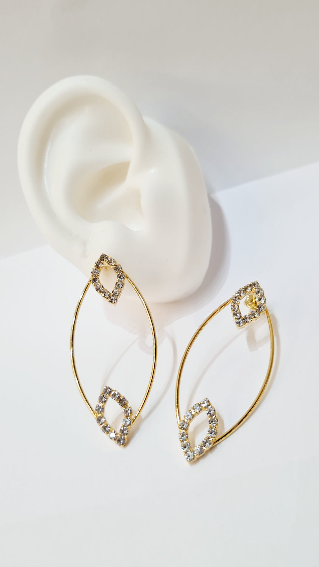 Brinco Oval com Detalhes em Zircônia