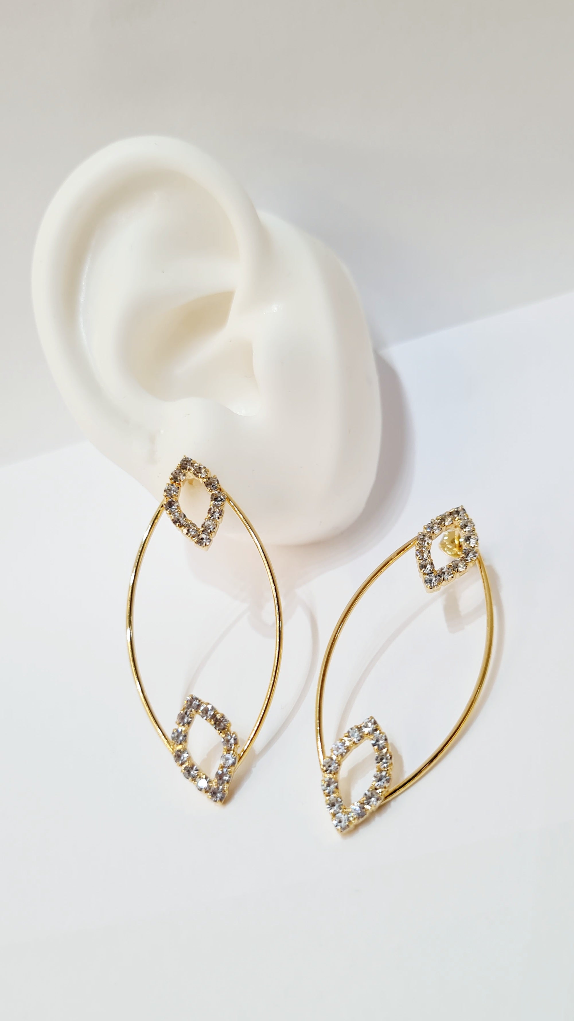 Brinco Oval com Detalhes em Zircônia