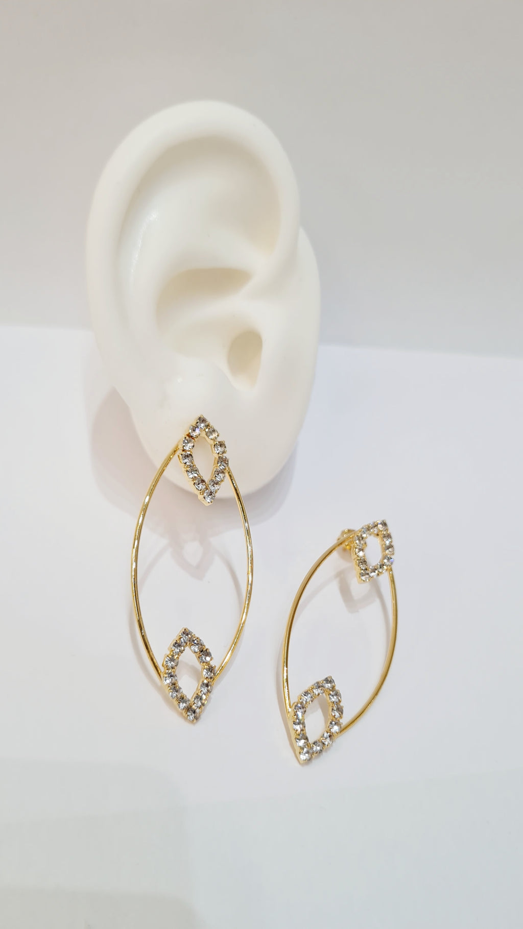 Brinco Oval com Detalhes em Zircônia