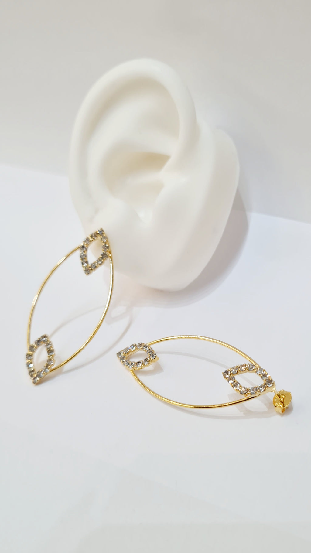 Brinco Oval com Detalhes em Zircônia