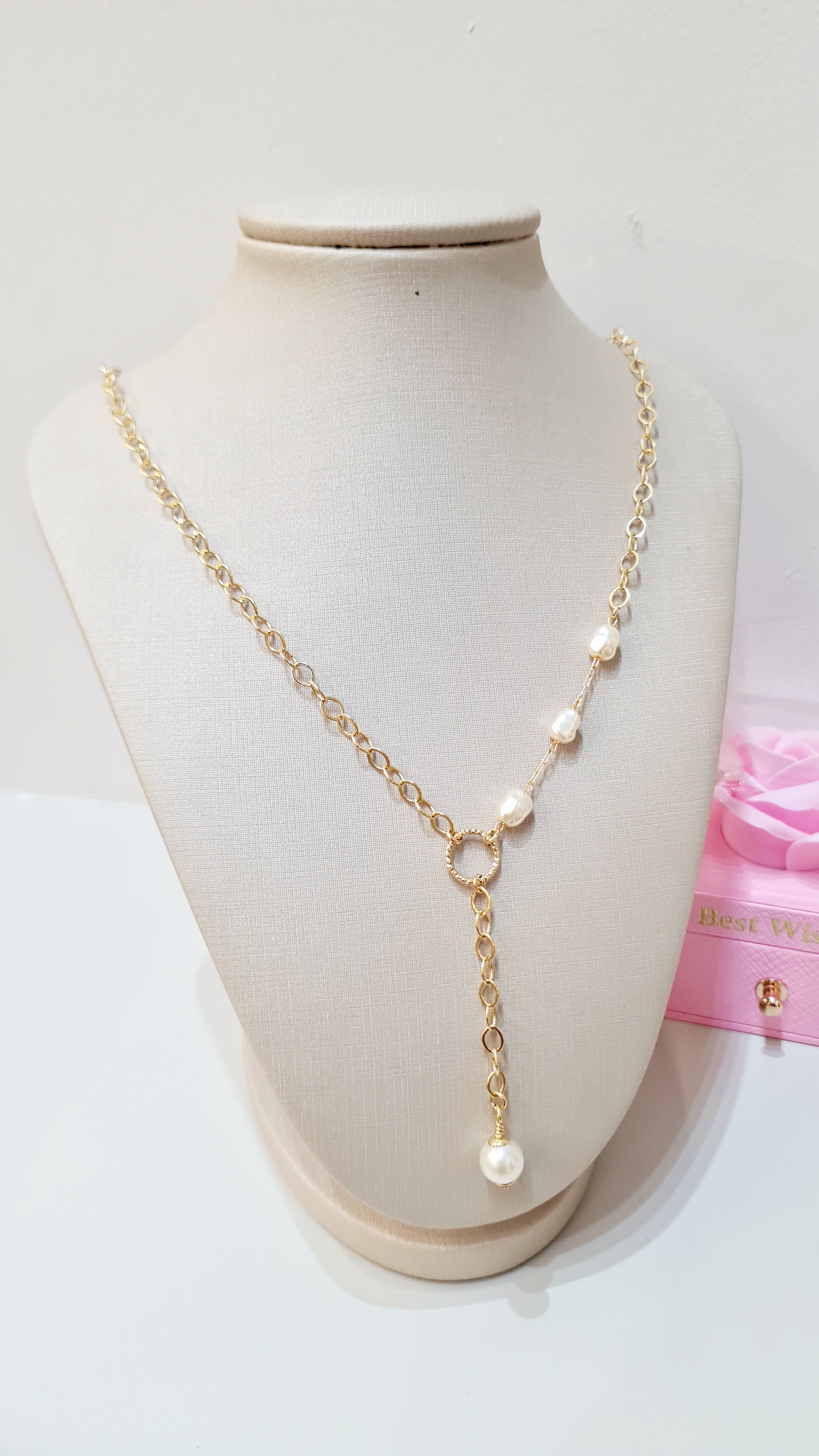 Colar Dourado com Pérolas