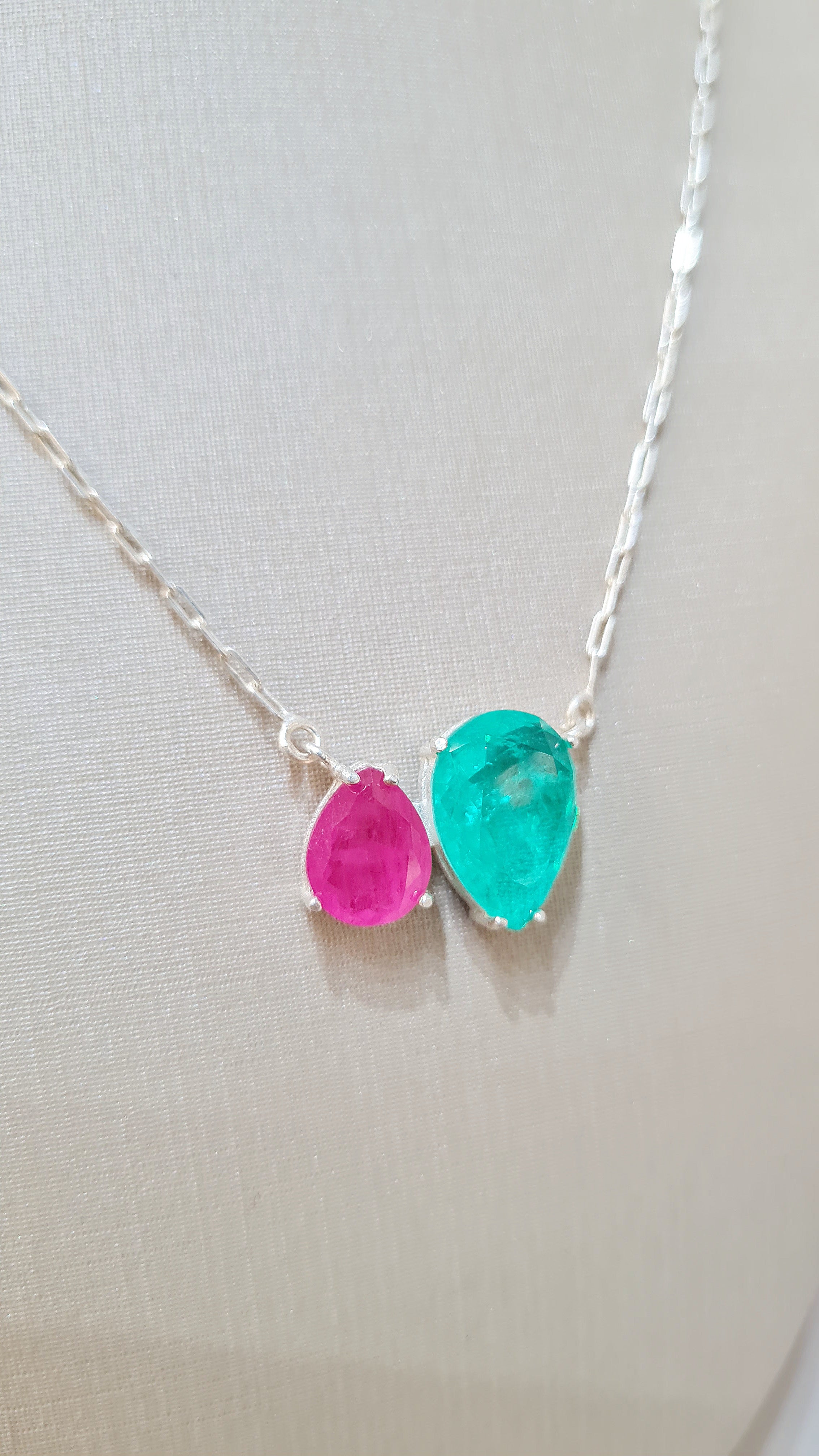 Colar em Prata 925 com Duas Gotas de Cristal Colorido