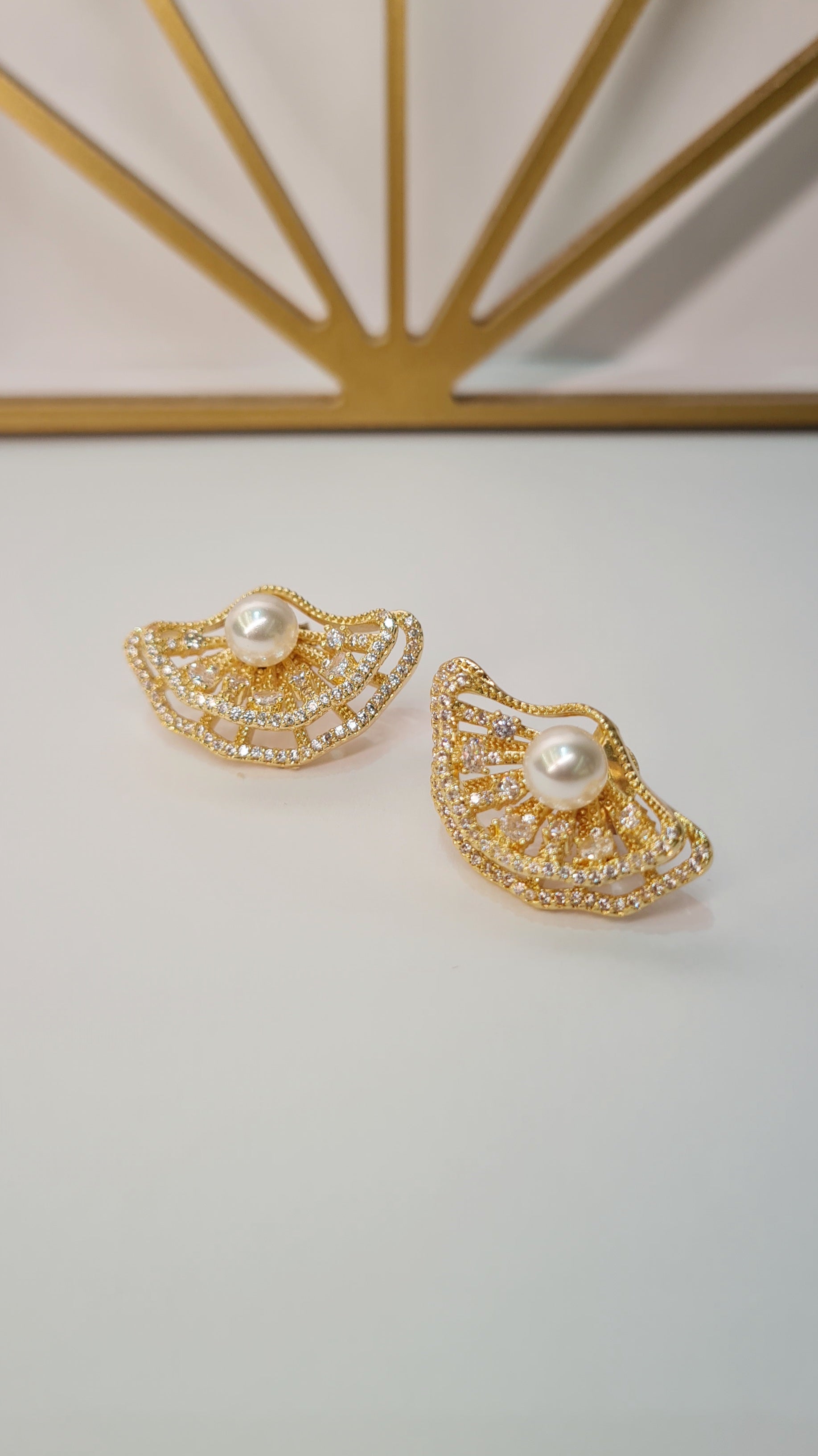 Brinco Semi-Joia Leque com Pérola – Banhado a Ouro 18k | Antialérgico