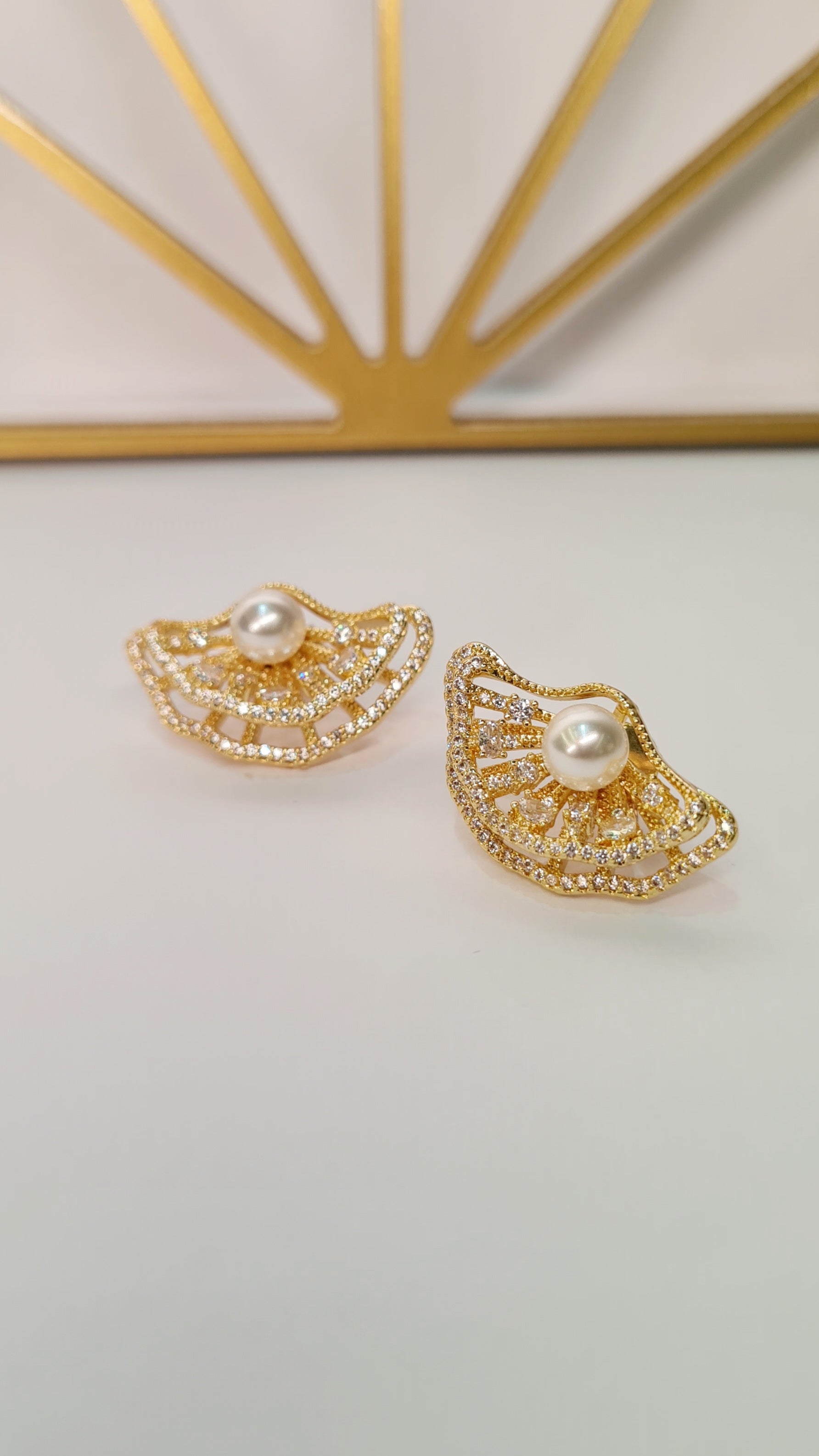 Brinco Semi-Joia Leque com Pérola – Banhado a Ouro 18k | Antialérgico