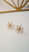 Brinco Semi-Joia Floral com Pérolas – Banhado a Ouro 18k | Antialérgico