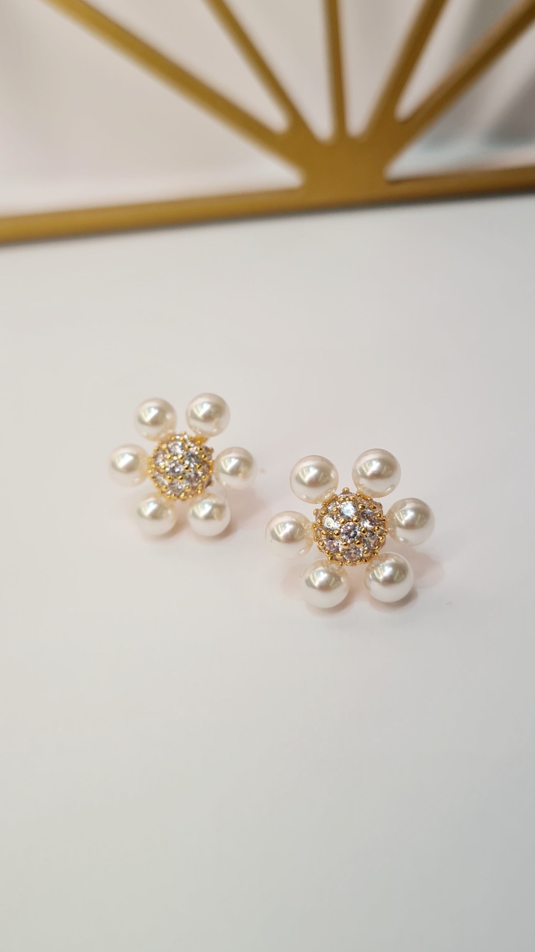 Brinco Semi-Joia Floral com Pérolas – Banhado a Ouro 18k | Antialérgico