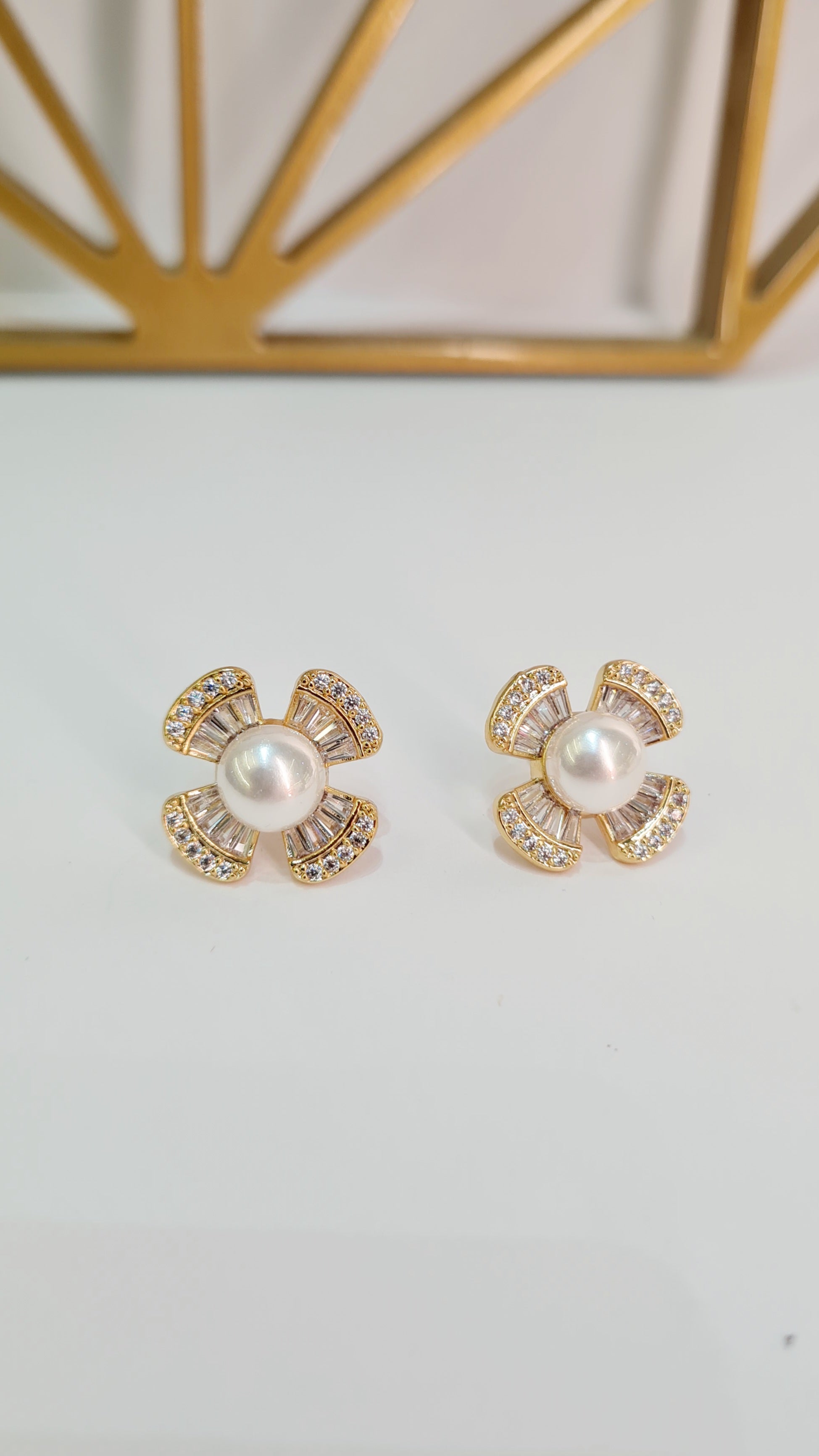 Brinco Semi-Joia Floral com Pérola – Banhado a Ouro 18k | Antialérgico