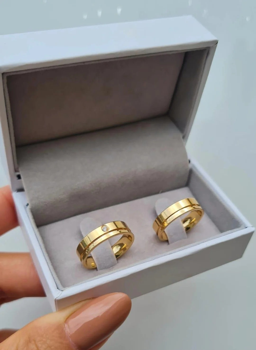 Aliança em Ouro 18K – Modelo Clássico com Friso Central e Pedra (Unidade)