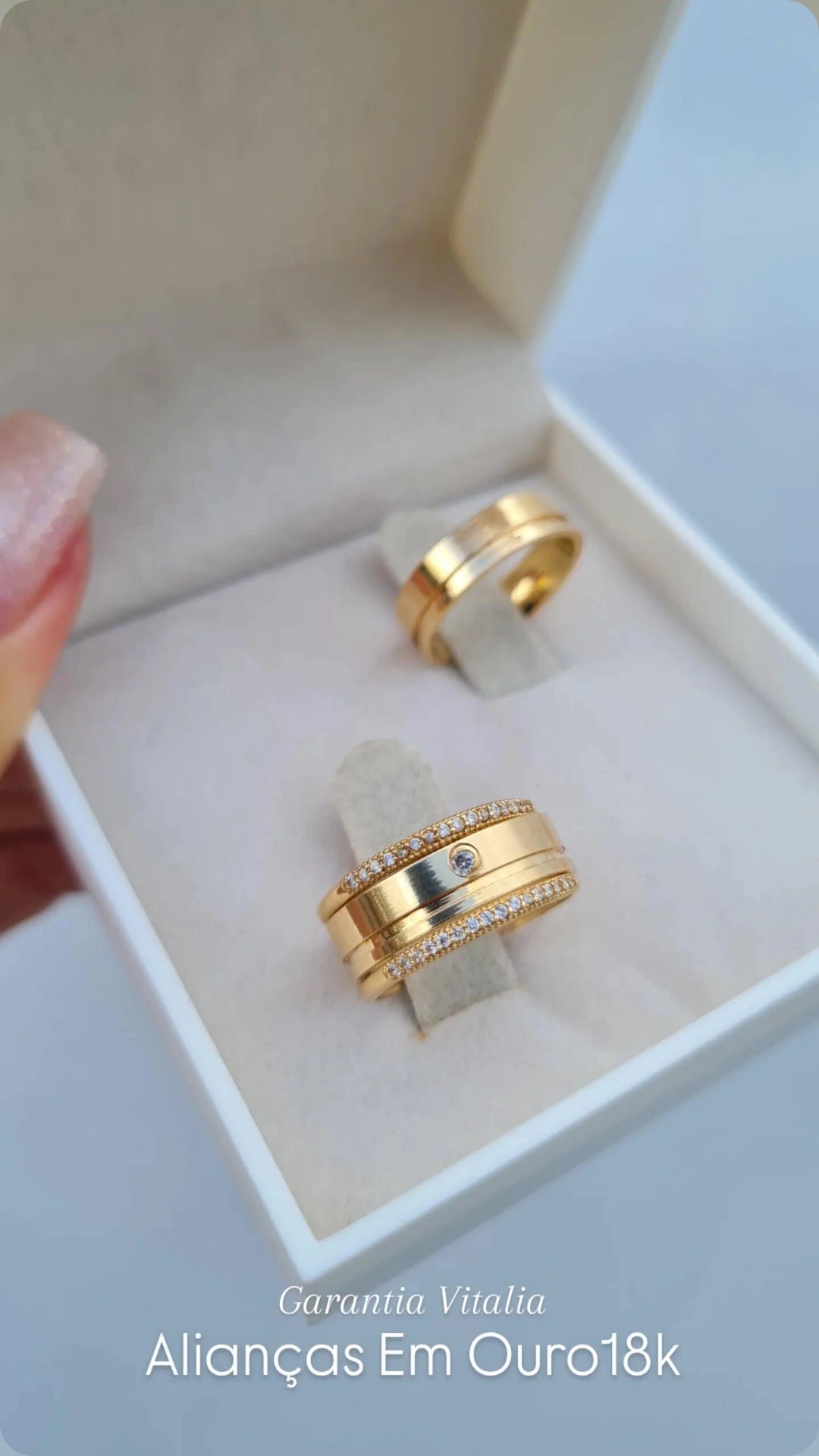 Aliança em Ouro 18K – Modelo Clássico com Friso Central e Pedra (Unidade)