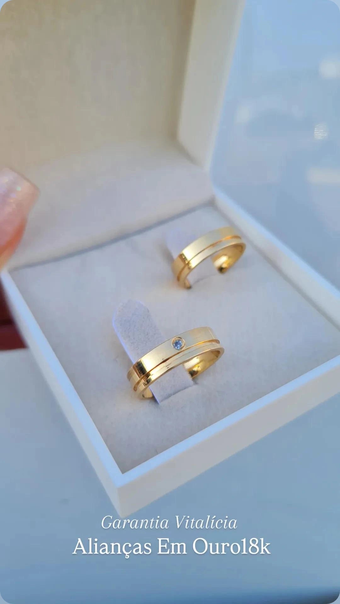 Aliança em Ouro 18K – Modelo Clássico com Friso Central e Pedra (Unidade)