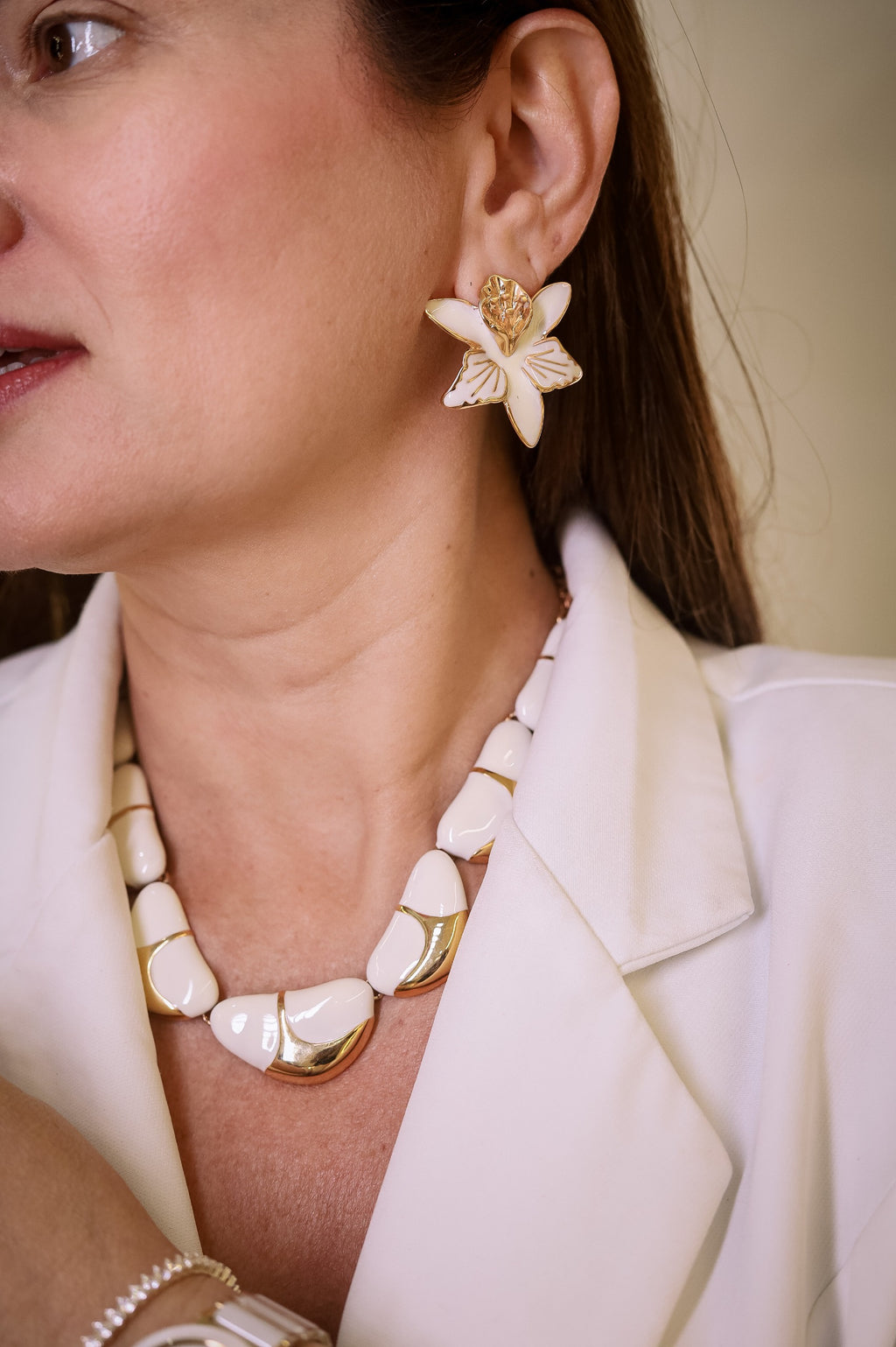 Conjunto Elegante Branco e Dourado  Semijóias