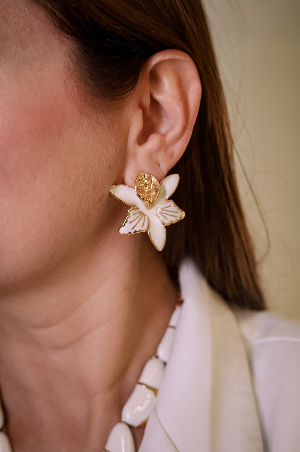 Conjunto Elegante Branco e Dourado  Semijóias