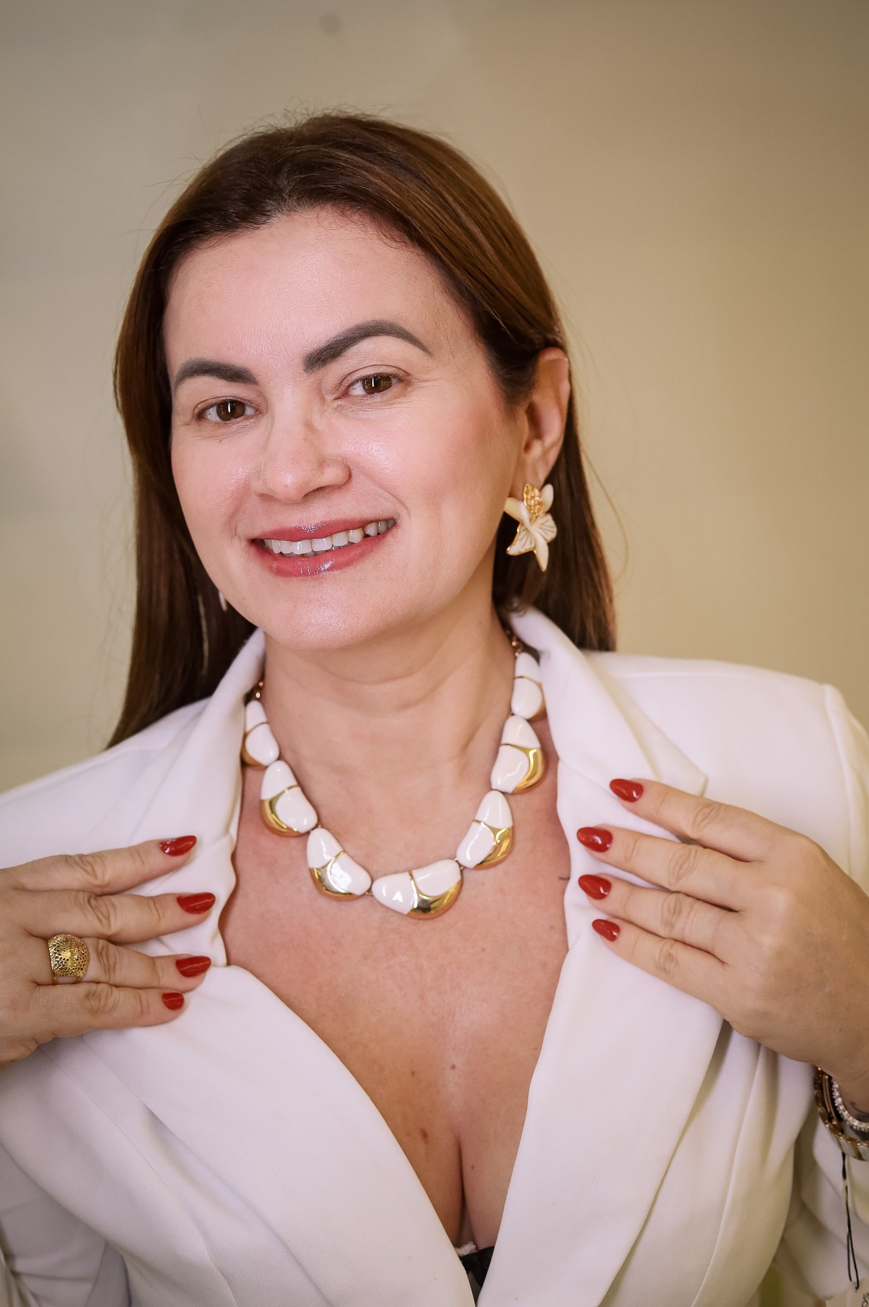 Conjunto Elegante Branco e Dourado  Semijóias