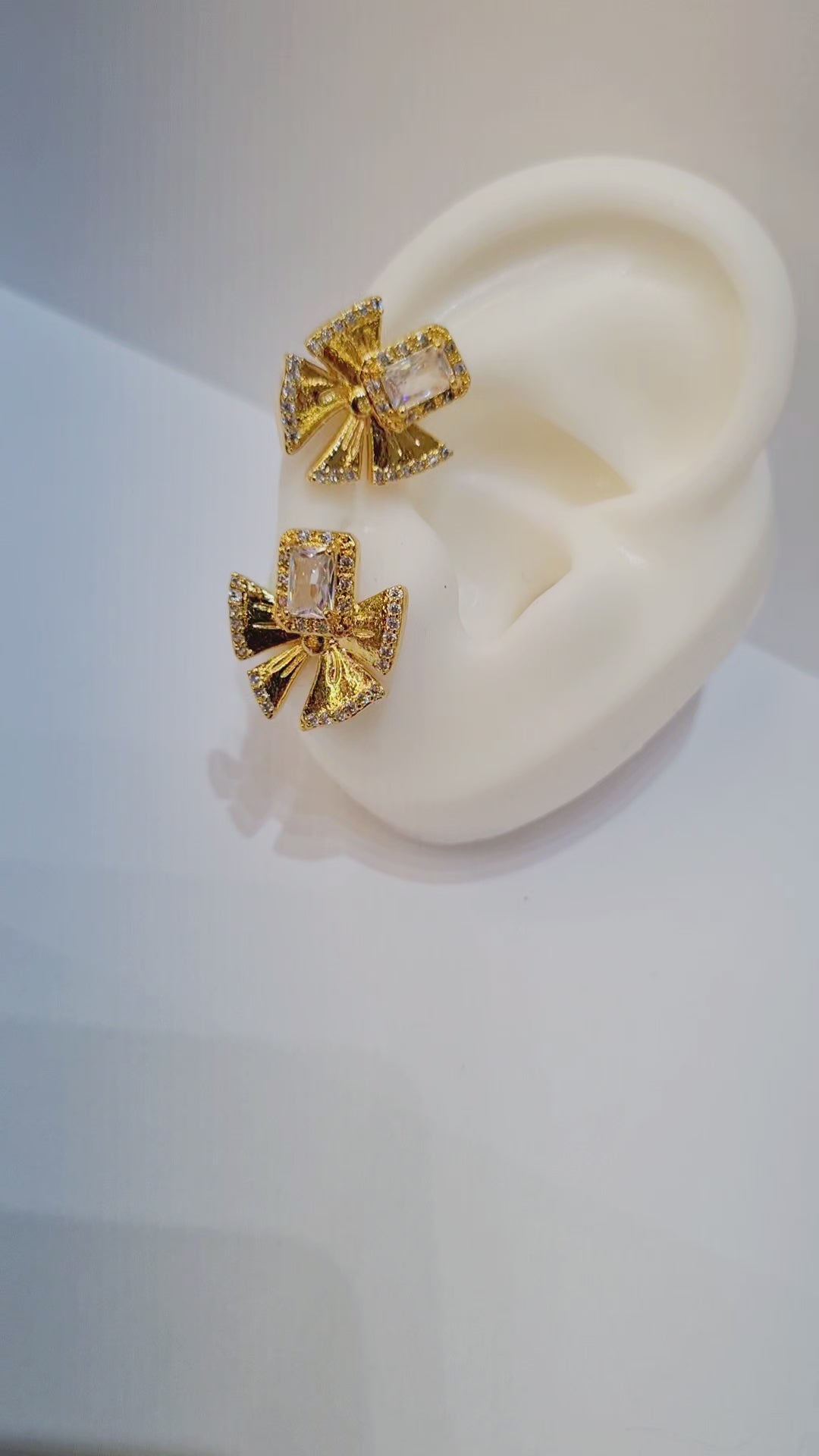 Brinco Laço com Zircônias