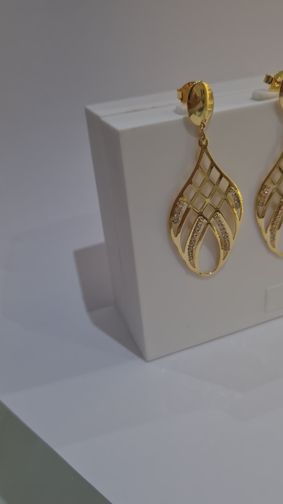 Brinco Gota Vazado com Zircônias