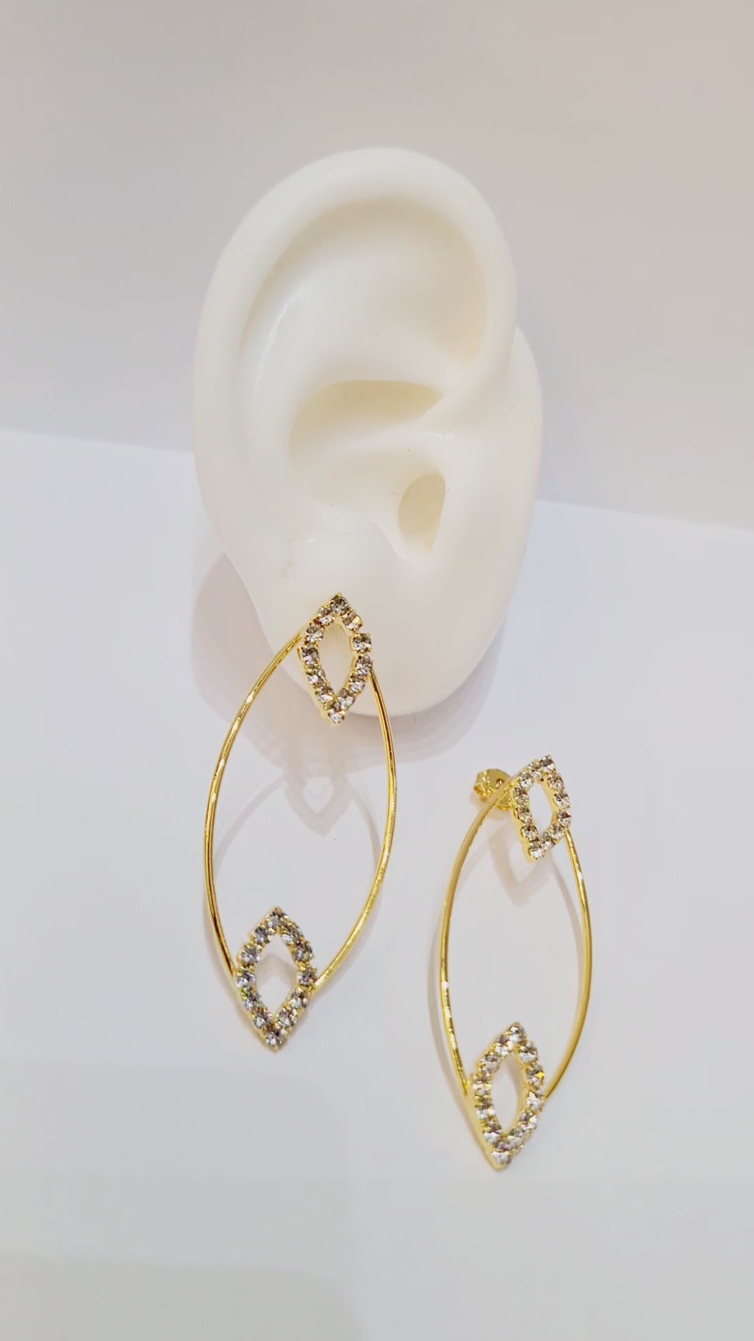 Brinco Oval com Detalhes em Zircônia