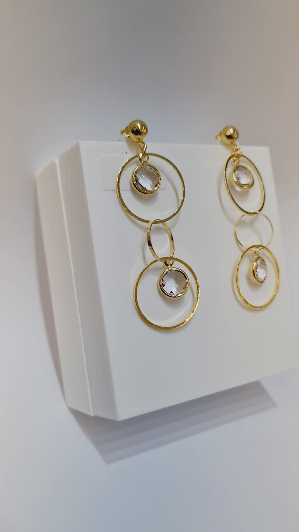 Brinco Geométrico com Pedra Transparente