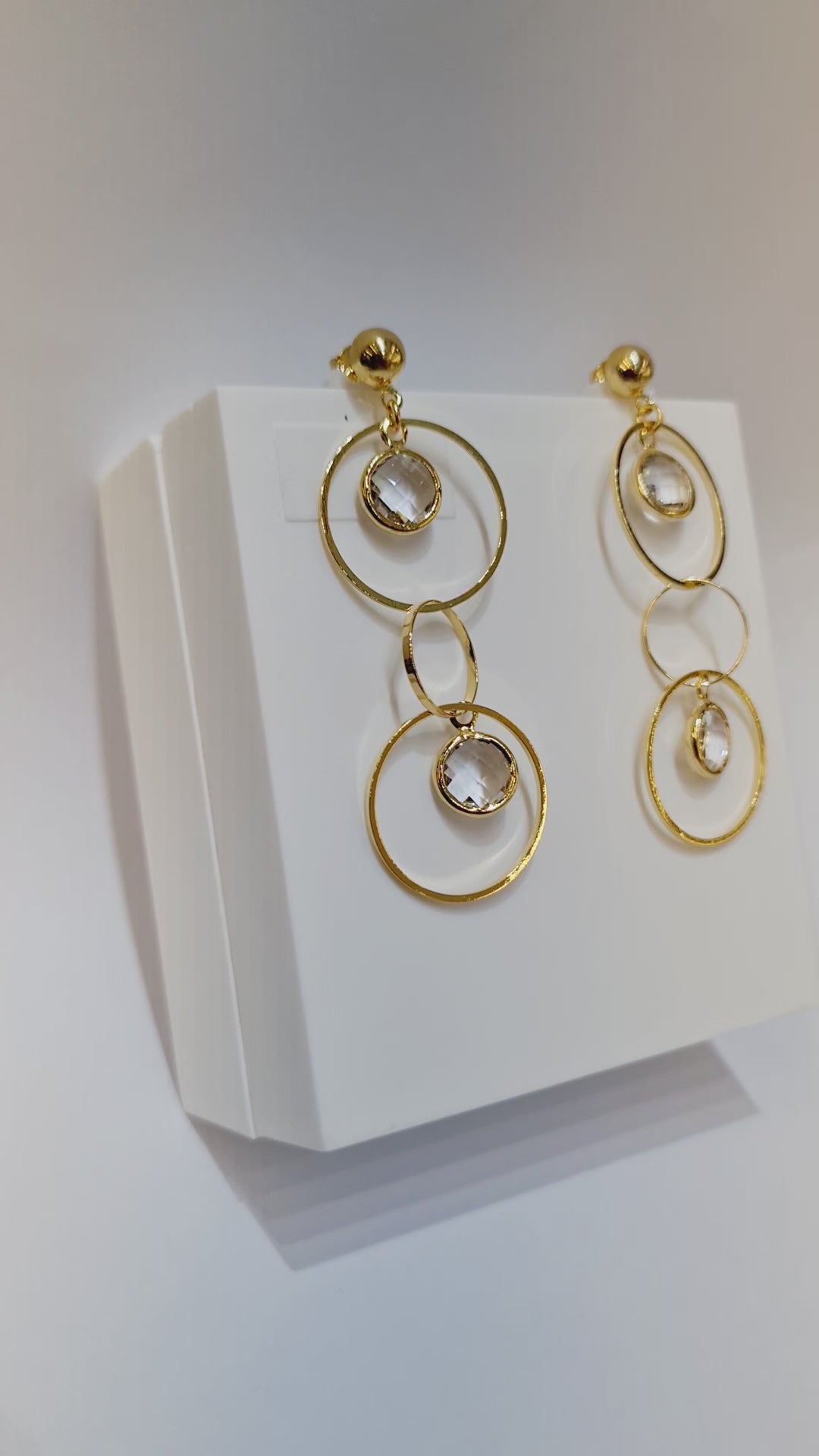 Brinco Geométrico com Pedra Transparente